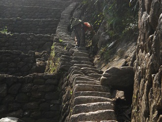 Der Abstieg von Huaynapicchu, steile,
                    unregelm�ssige Treppe mit Touristen auf allen Vieren
                    - da fehlt ein Sicherheitsseil
