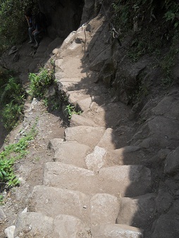 Abstieg vom Weiler Huaynapicchu, unregelm�ssige
                    Treppen