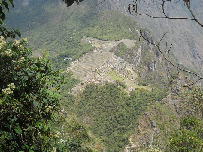 R�ckweg von Huaynapicchu, die wolkenlose Sicht auf
            Machu Picchu