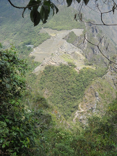 R�ckweg von Huaynapicchu, Sicht auf Machu
                    Picchu, vertikale Sicht