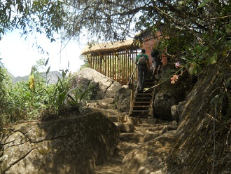 R�ckweg von Huaynapicchu, der Ausgang mit dem
                    Kontrollh�uschen