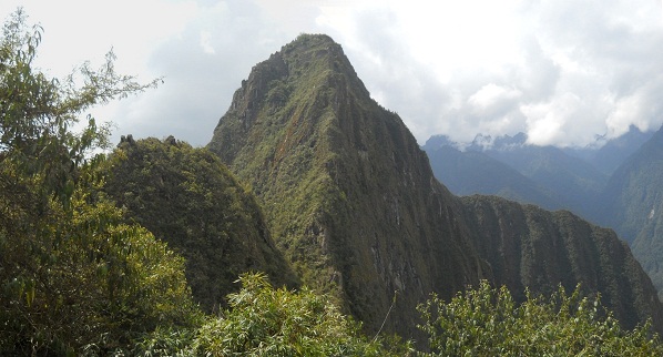R�ckweg von Huaynapicchu, Sicht auf den
                    Hausberg Huaynapicchu, Panoramafoto