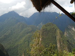 R�ckweg von Huaynapicchu, Sicht auf den
                    Putucusiberg