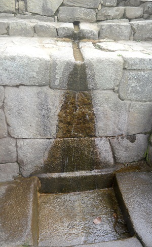 Grosse Stufe mit Wasserkanalsystem
                                mit Zisterne am Boden