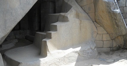 Mach Picchu: Die
                                Mumienh�hle mit der Treppe aus einem
                                St�ck und der Kurvenmauer