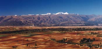 Valle del Mantaro, campos agr�colas y monta�as andinas