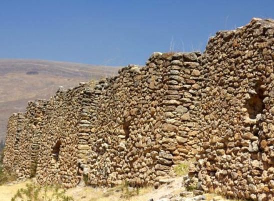 Ruinas de la citadela de Arwaturo en
                    Chupaca, Jun�n 02