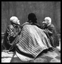 Cusco, 3
                                  Puppen, eine mit einem grossen Umhang
                                  (poncho)