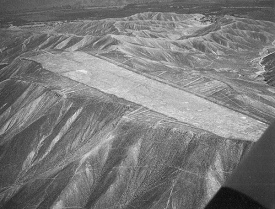 Piste von Palpa auf einem abgeschliffenen Berg
                  (Koordinaten: Breite -14.575152, L�nge -75.196942)