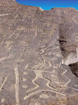 Majes-Tal, Wandfiguren
(Geoglyphen) an einem Wüstenberg mit tanzenden
Männchen mit Antennen auf dem Kopf, Riesen,
Zickzacklinien, Vögel, Lamas etc. Majes-Tal,
Wandfiguren (Geoglyphen) an einem Wüstenberg
mit tanzenden Männchen mit Antennen auf dem
Kopf, Riesen, Zickzacklinien, Vögel, Lamas
etc.