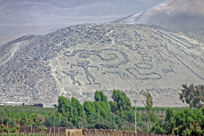 Geoglyphen
mit zwei tanzenden Figuren, Lamas und
geometrischen Figuren, Region Arica, heute
Nord-Chile Geoglyphen mit zwei tanzenden Figuren,
Lamas und geometrischen Figuren, Region
Arica, heute Nord-Chile