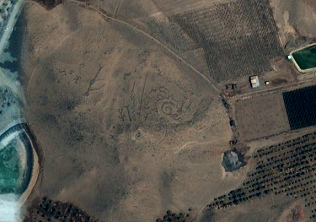 Das Satellitenfoto von google maps
mit den Geoglyphen mit zwei tanzenden
Figuren, Lamas und geometrische Figuren bei
Arica Das Satellitenfoto von google maps mit
den Geoglyphen mit zwei tanzenden Figuren,
Lamas und geometrische Figuren bei Arica