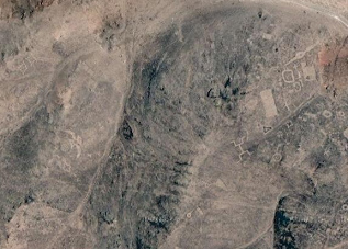 Geoglyphen am "Bemalten
                              Berg" ("Cerro Pintado") bei
                              Iquique in Nord-Chile, Satellitenfoto mit
                              Trapezen aus Quadraten und Zepter (links),
                              Eule und Rad (linke H�lfte), und Rechteck,
                              V�gel und Lamas (rechts)