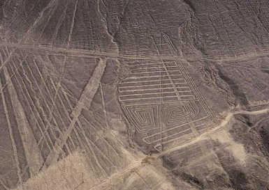 Sonnenuhr
mit viereckigen Spiralen, Geoglyph der
Palpa-Linien Sonnenuhr mit viereckigen Spiralen,
Geoglyph der Palpa-Linien