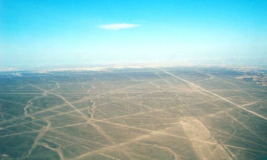 Die Ebene von Nasca, Luftaufnahme mit den den
                st�rksten Linien. Ich habe Karten �ber dieses
                Linienchaos gesucht...