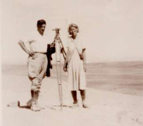 Maria Reiche mit Paul Kosok
beim Vermessen der Linien von Nasca, 1940er
Jahre Maria Reiche mit
Paul Kosok beim Vermessen der Linien von Nasca,
1940er Jahre