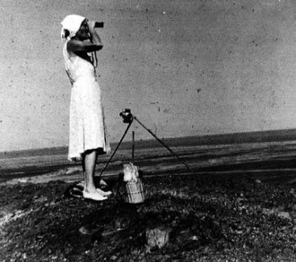 Maria Reiche vermass zuerst die Linien
der Wüstenebene, mit Fotoapparat, Massband,
Sextant und Kompass Maria Reiche vermass
zuerst die Linien der Wüstenebene, mit
Fotoapparat, Massband, Sextant und Kompass