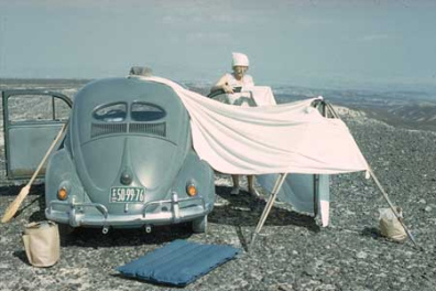 Maria Reiche in den
1950er Jahren mit einem Volkswagen (VW Käfer)
und einem Besen, um die Linien zu putzen Maria Reiche in den 1950er Jahren mit einem
Volkswagen (VW Käfer) und einem Besen, um die
Linien zu putzen