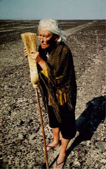 Maria Reiche (hier in den 1980er Jahren
                          ca.) putzte die Figuren um Nasca mit einem
                          Besen, damit die Welt die Figuren besser
                          sieht