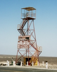 Der
                          Aussichtsturm in der Ebene von Nasca wurde von
                          einem Team um Maria Reiche finanziert und 1976
                          gebaut
