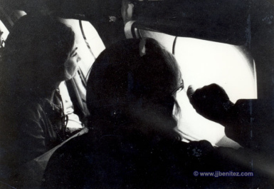 Maria Reiche im November 1978 mit der
                          K�nigin Sofia von Spanien im fliegenden
                          Kleinflugzeug, Figuren zeigend