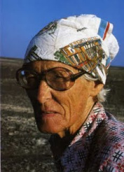 Maria
Reiche in the late 1980s about, portrait with a coloured
cloth Maria Reiche in the late 1980s
about, portrait with a coloured cloth