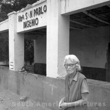 Maria Reiche 1977 vor der Gartenmauer
                          ihres H�uschens in San Pablo im Distrikt
                          Ingenio