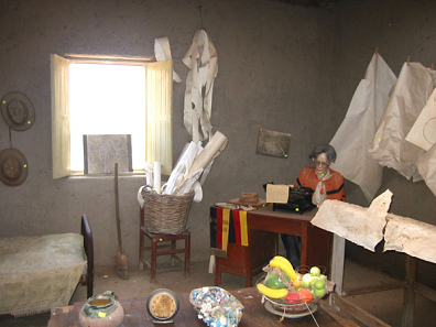 Das
                          Zimmer von Maria Reiche ist noch so, wie es
                          verlassen wurde, heute als Bestandteil des
                          Maria-Reiche-Museums, wo Maria Reiche
                          schreibend am Tisch dargestellt ist, umgeben
                          von vielen Pl�nen und einer deutschen
                          Ehrenfahne. Die Papiere wurden so belassen,
                          wie sie beim Tode waren. Es sind alles
                          pendente Untersuchungen, die nicht
                          weitergef�hrt werden... [15]