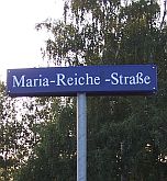 Im Oktober 2005 hat der Verein "Dr. Maria
Reiche" in Dresden eine Maria-Reiche-Strasse in
Dresden-Klotzsche eingeweiht Im Oktober 2005 hat der Verein
"Dr. Maria Reiche" in Dresden eine
Maria-Reiche-Strasse in Dresden-Klotzsche eingeweiht