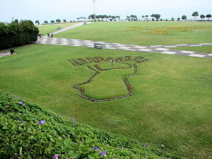 Maria Reiche Park in
Miraflores in Lima, the drawing of the hands
with only 9 fingers Maria Reiche Park in
Miraflores in Lima, the drawing of the hands
with only 9 fingers