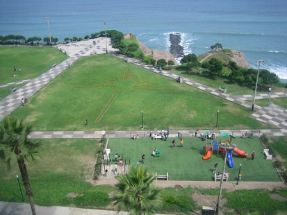 Maria-Reiche-Park in Miraflores in Lima,
                          die Figur des Kolibri neben einem
                          Kinderspielplatz mit Kunstrasen, vorbildlich
                          ist dieser Spielplatz!