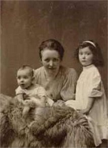 Maria Reiche in
                        about 1910 with about 7 years (right), with her
                        mother (in the middle) and with her sister
                        Renate (left)