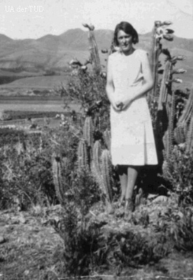 Maria Reiche in Cusco with a tuna
cactus aside Maria Reiche in Cusco with a tuna
cactus aside