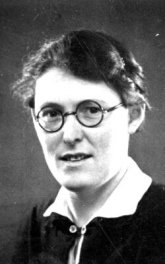 Maria Reiche in the 1930s about in
                Peru, portrait. Her shortsightedness was detected only
                in Peru, and since then she was wearer of glasses [7].