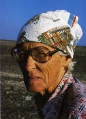 Maria
Reiche in the late 1980s about, portrait with a coloured
cloth Maria Reiche in the late 1980s
about, portrait with a coloured cloth