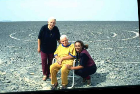 Maria Reiche (center) short time before
her death (in 1995 about, about 92 years old) with
sister Renate (left) and Ana Maria, adoptive daughter Maria Reiche (center) short time
before her death (in 1995 about, about 92 years old)
with sister Renate (left) and Ana Maria, adoptive
daughter