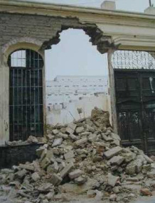 Erdbebenschaden in
Nasca 1996 (01): Das gesamte Haus ist ein
Lehmziegelhaufen Erdbebenschaden in
Nasca 1996 (01): Das gesamte Haus ist ein
Lehmziegelhaufen