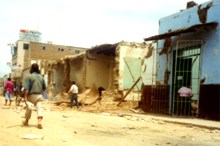 Erdbebenschaden in
Nasca 1996 (02): In dieser Strasse sind
hauptsächlich die Hausfassaden eingebrochen. Die
Seitenmauern, die keine Türen und keine Fenster
haben, stehen noch Erdbebenschaden in
Nasca 1996 (02): In dieser Strasse sind
hauptsächlich die Hausfassaden eingebrochen. Die
Seitenmauern, die keine Türen und keine Fenster
haben, stehen noch