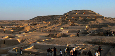 Nasca-Cahuachi, die
                        grosse Pyramide mit den Pilgerpl�tzen