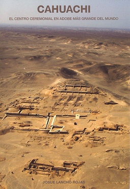 Die Grosse Pyramide von Cahuachi bei
                          Nasca, Luftaufnahme des Titalblatts der
                          Brosch�re von Josue Lancho Rojas
                          "Cahuachi. Das gr�sste aus Lehmziegeln
                          gebaute zeremonielle Zentrum der Welt"
                          ("Cahuachi. El centro ceremonial en adobe
                          m�s grande del mundo")