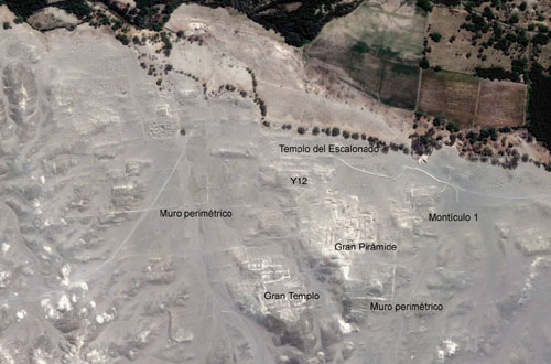 Die Grosse Pyramide
                        ("Gran Pir�mide") auf dem
                        Satellitenfoto mit dem fruchtbaren Tal des
                        Nasca-Flusses (Google Earth)