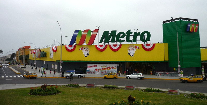 El supermercado
                        Metro al ovalo Papal en feo Trujillo en agosto
                        2010. En junio 2010 fueron obras grandes, y
                        fueron obreros de la Metro cortando la luz de
                        partes grandes de la urbanizaci�n de Vista
                        Hermosa...