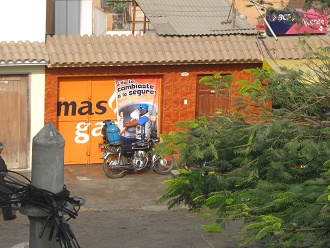 La tienda "M�s Gas" de Vista
                          Hermosa en feo Trujillo con la moto con
                          conductor II