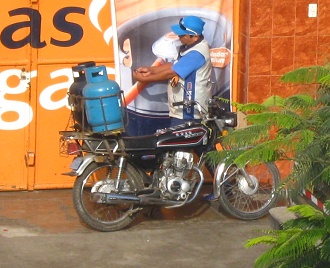 La tienda "M�s Gas" de Vista
                          Hermosa en feo Trujillo con la moto con
                          conductor II, primer plano