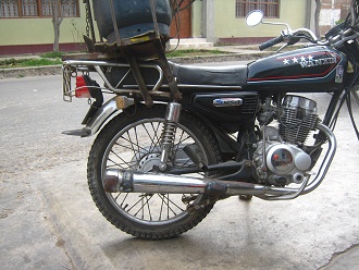 La moto 23040 con su escape roto, primer
                          plano