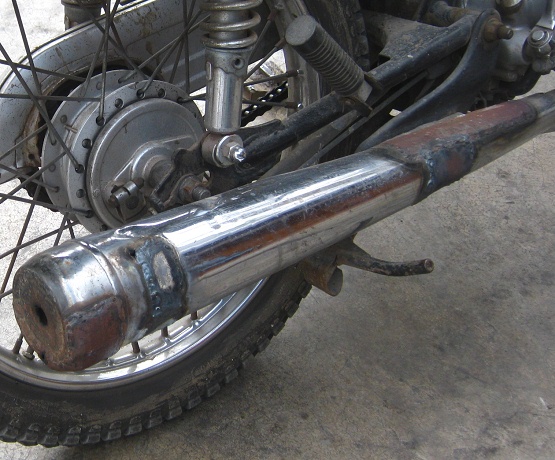 La moto 23040 con su escape roto, lugar
                          1, primer plano