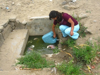 Una habitante
                llenando el bi�n con el agua fresca, y el bid�n mismo
                est� en el agua sucia
