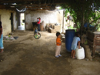 Bidones y una barril de agua