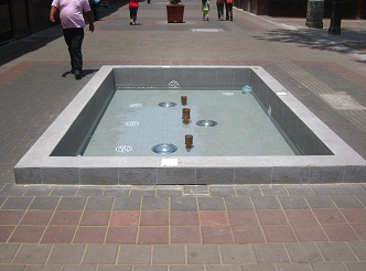 Fontana iluminada en Trujillo, vista de
                          cerca