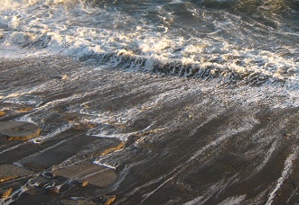 El mar est� jalando arena, primer plano